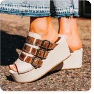 NWT FREEBIRD PLATORM SLIDE SANDALS. Off white genuine leather dust bags included